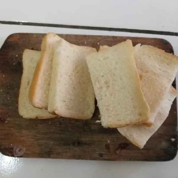 Bagi dua roti, sisihkan.