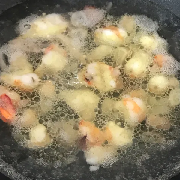 Tambahkan air dan masak hingga mendidih