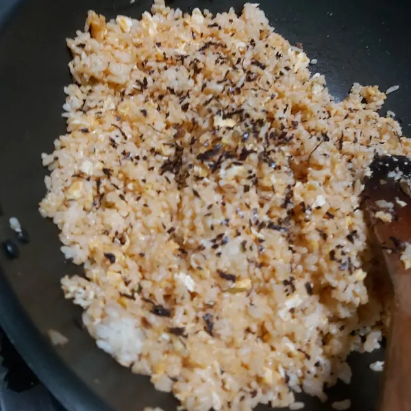 Masukan nasi, 1 1/2 sdt penyedap rasa (sesuai selera) serta nori (opsional), gaul hingga masak kurang lebih 3 menit.