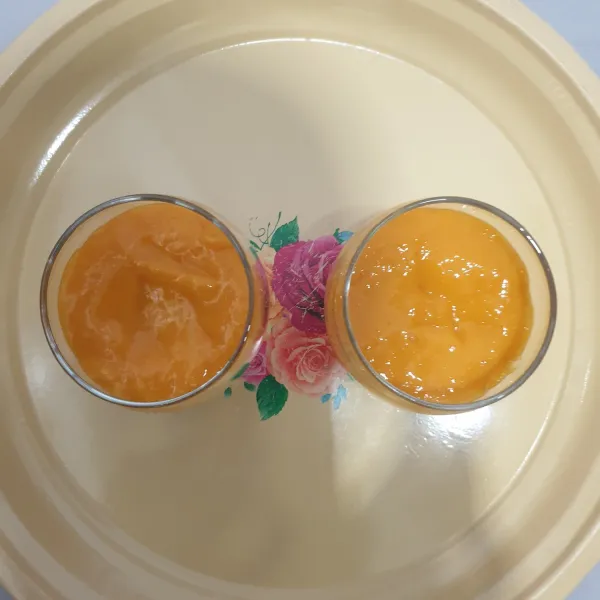 Masukkan puree mangga di atas sagu mutiara.