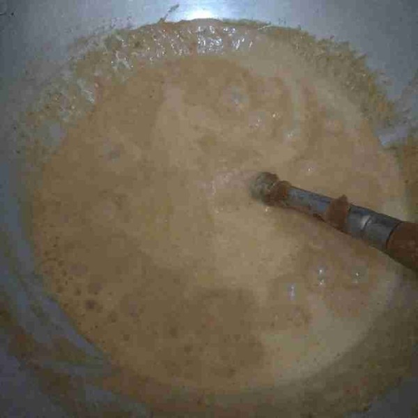 Blender semua bahan bumbu kacang lalu tuang diwajan, masak hingga mendidih dan matang.