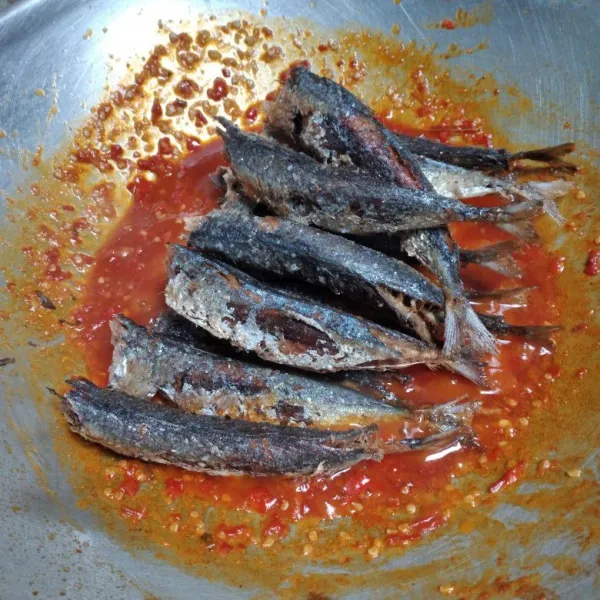 Buang kepala ikan, kemudian masukkan ke dalam sambal aduk2 perlahan hingga ikan terbalut sambal, masak hingga air habis kemudian koreksi rasa jika sudah sesuia selera sambal siap dihidangkan.