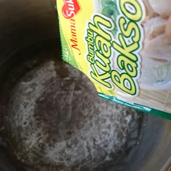 Didihkan air, tambahkan bumbu kuah baso. Koreksi rasa