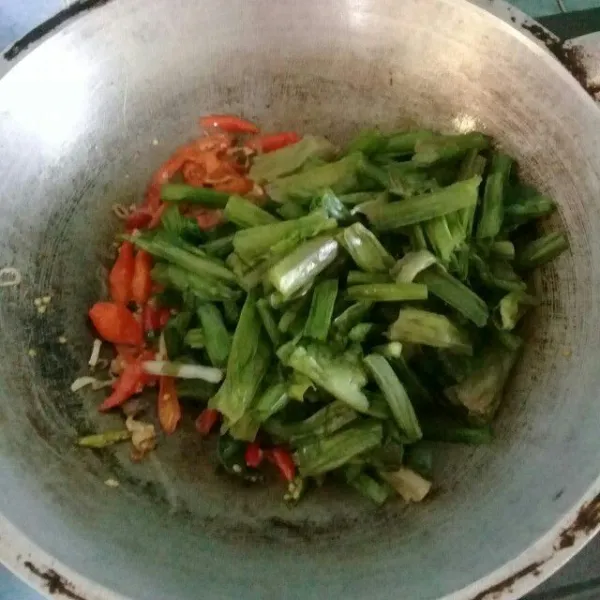 Masukkan genjer. Aduk rata