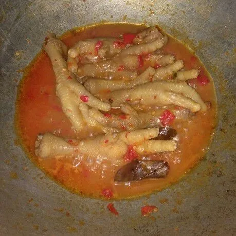 Masukkan garam dan kaldu bubuk. Koreksi rasa, masak sampe air menyusut
