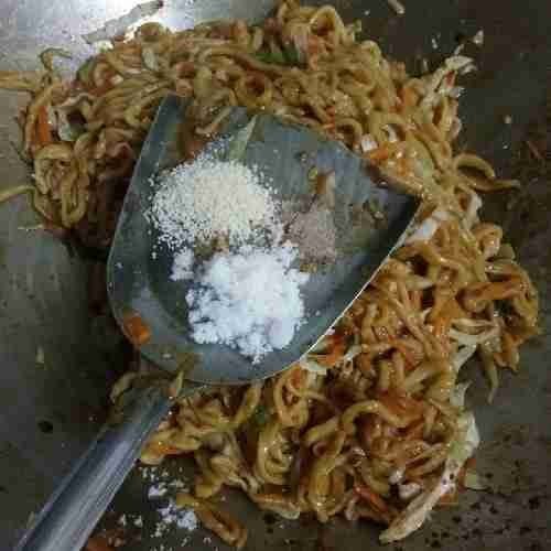 terakhir masukkan garam, penyedap jamur dan merica secukupnya. Tumis sebentar lalu cicip rasanya jika sudah pas matikan api lalu sajikan