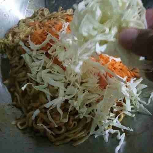 Masukkkan kol yang sudah diiris tipis