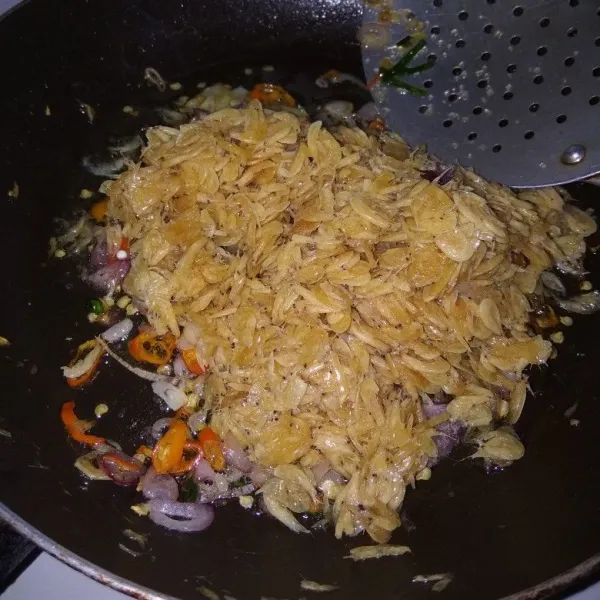 Beri garam dan gula, aduk rata. Masukkan rebon