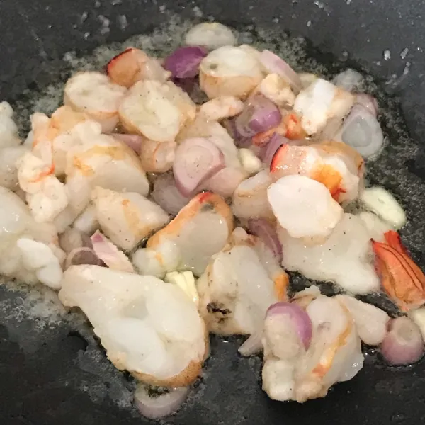 Tumis bawang merah, bawang putih, lada, garam, dan udang, hingga udang setengah matang