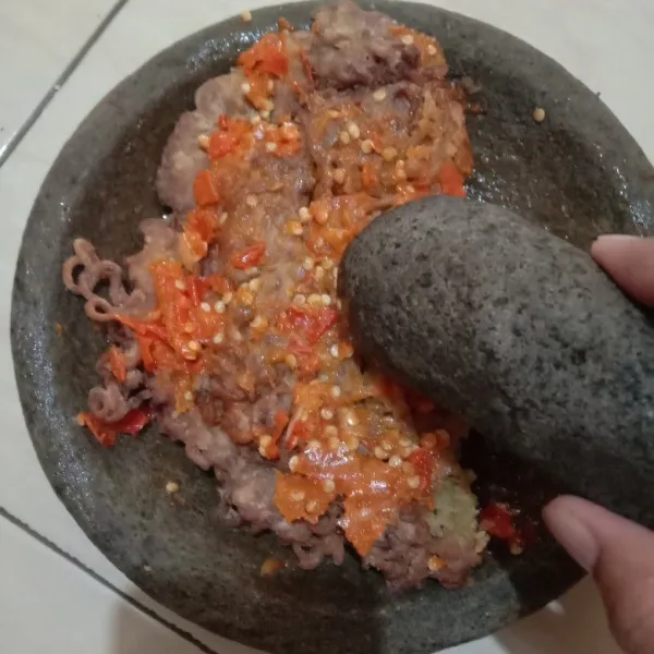 Taruh mi diatas sambal lalu penyet. Siap disajikan