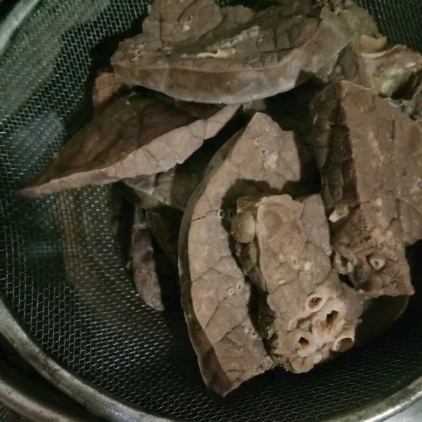 Iris tipis paru, lalu rebus hingga matang dan tiriskan