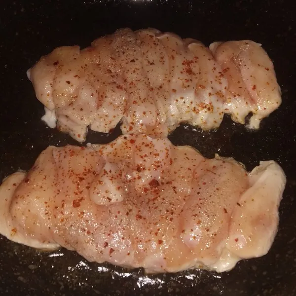 Iris tipis dada ayam dan lakukan seasoning lalu masak di pan dengan minyak sedikit