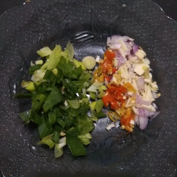 Siapkan bawang merah dan bawang putih lalu potong tipis-tipis atau dicincang, selain itu juga potong tipis-tipis daun bawang.