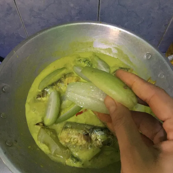 Tambahkan belimbing wuluh. Aduk rata