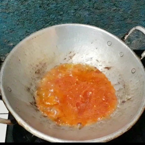 Tumis bumbu halus dan asam jawa hingga harum dan benar-benar tanak dengan api lilin agar tidak gosong.