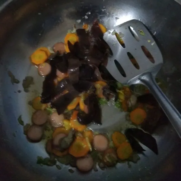 Tumis bawang merah, bawang putih, cabe dan daun bawang sampai harum, kemudian masukan sosis, paru ayam, jamur kuping dan wortel, tumis sampai layu.