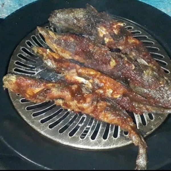 Kemudian bakar hingga benar-benar matang. Sajikan.