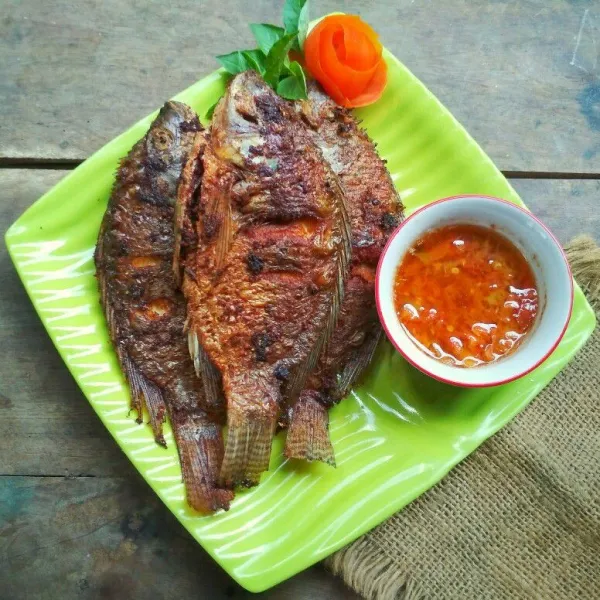 Sajikan ikan nila goreng dengan sambal korek sebagai pelengkap