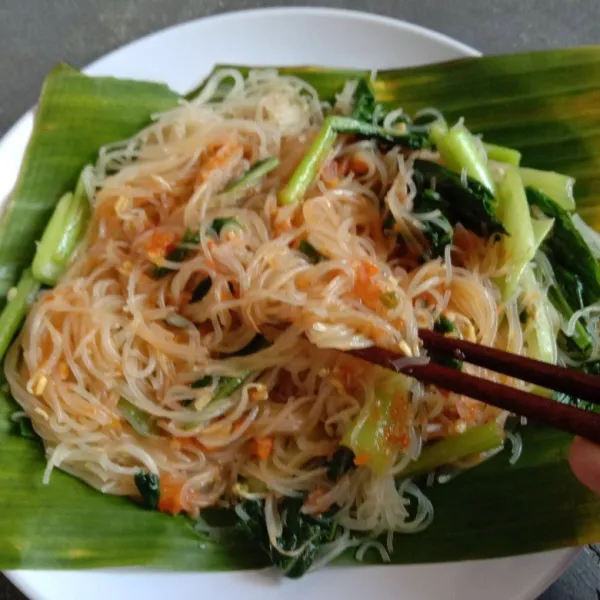 Siapkan bihun dalam piring lalu tuang sambal siram, aduk rata dan siap disajikan