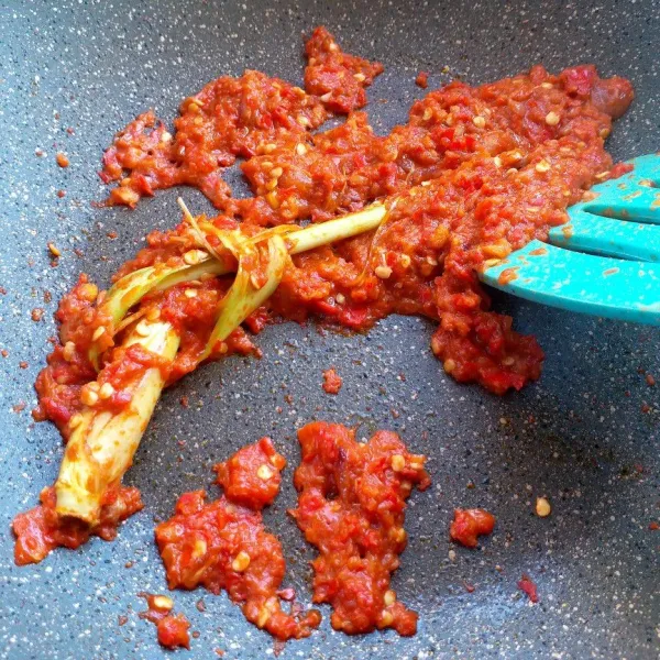 Masukkan bumbu halus dan sereh, masak hingga bumbu matang