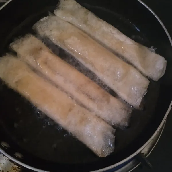 Goreng dengan menggunakan minyak panas hingga kecoklatan.