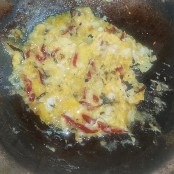 Tambahkan 2 butir telur dan orak-arik telur hingga matang.