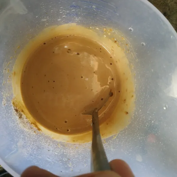 Larutkan kopi instant dengan 50ml air panas, aduk rata. Masukkan telur, aduk rata.