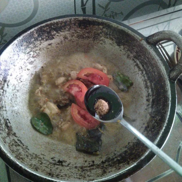 Tambahkan tomat, kecap manis, gula dan penyedap