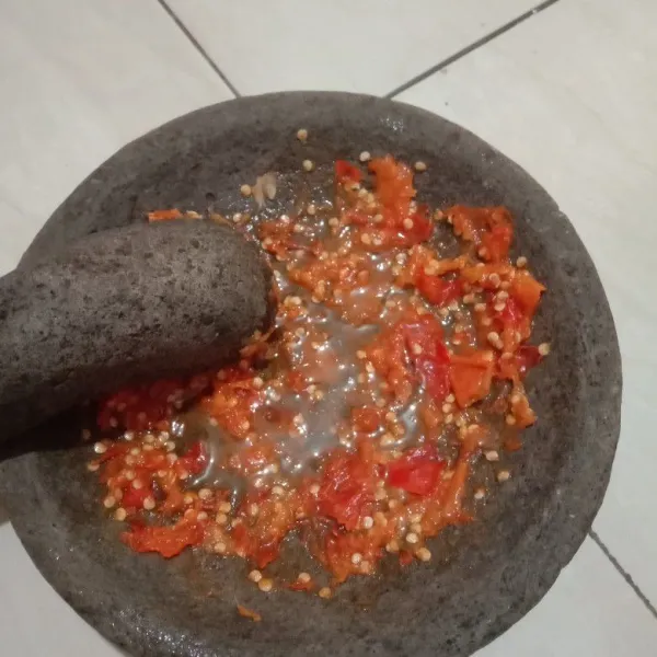 Ulek semua sambal penyet lalu kucuri minyak panas, aduk rata