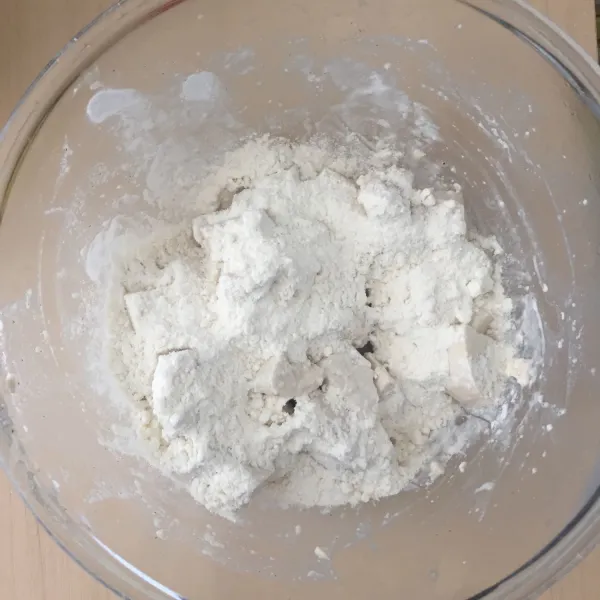 Tambahkan tepung terigu lumuri hingga merata