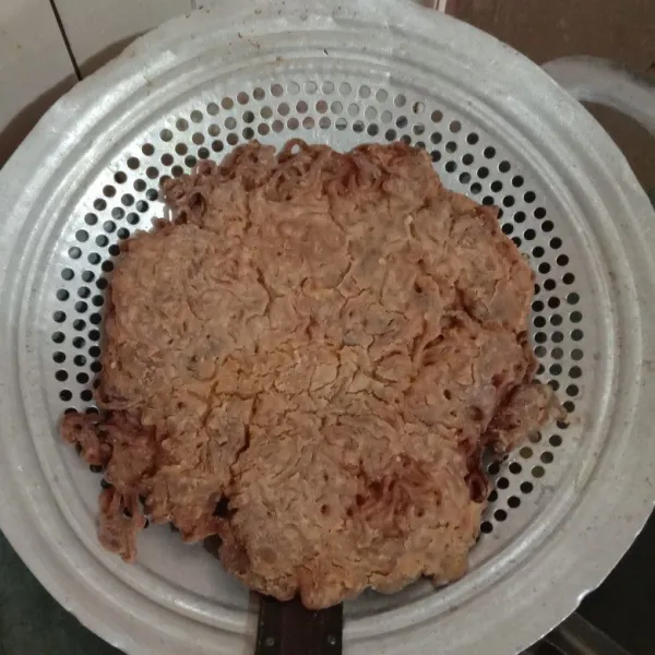 Celupkan mi yang telah digoreng ke adonan basah lalu baluri adonan kering, goreng hingga kecoklatan. Tiriskan