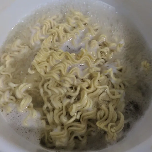 Rebus mie telur hingga matang, sisihkan