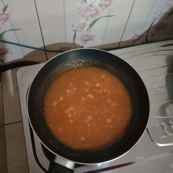 Haluskan cabai rawit, tomat, bawang merah dan bawang putih, lalu tumis hingga harum. Masukkan air secukupnya bumbui saos sambal, gula merah, garam dan kaldu bubuk, biarkan mendidih lalu koreksi rasa, sisihkan
