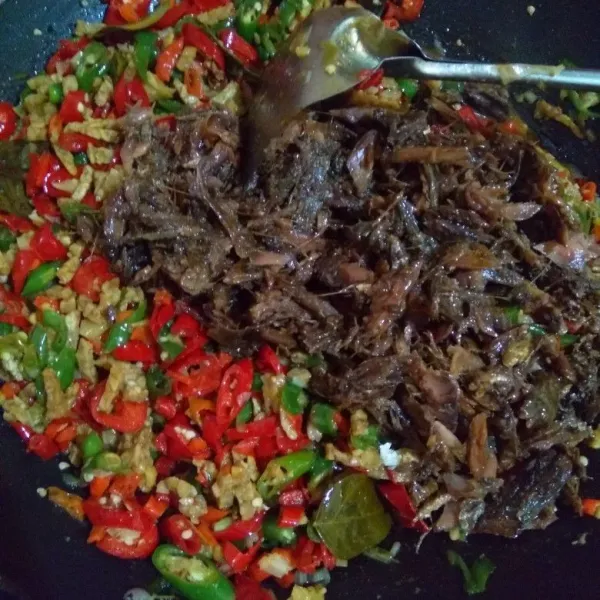 Masukkan suwiran ikan peda merah. Aduk hingga rata