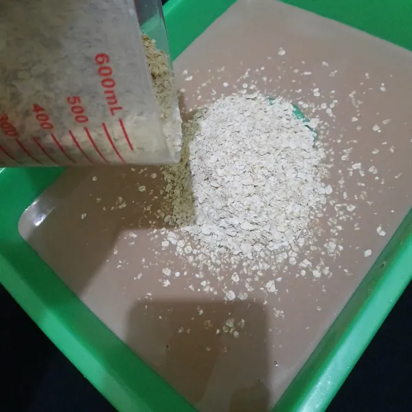 Masukkan oat sedikit demi sedikit sambil diaduk hingga tercampur rata.