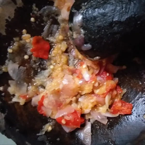 Siapkan bumbu kencur, haluskan bawang merah, bawang putih, cabai rawit merah, dan kencur, sisihkan