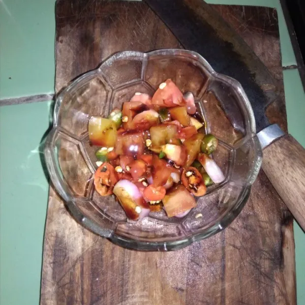 Siapkan sambalnya cabe rawit, tomat, bawang merah, bawang putih, kecap manis dipotong kecil