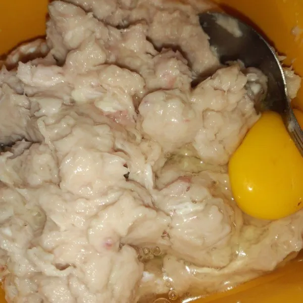Lalu masukkan 1 biji telur, aduk merata.