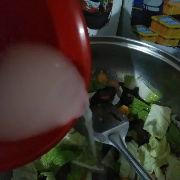 Masukkan sayuran, kol dan sawi, tumis dikit. Lalu tambahkan larutan tepung meizena, aduk sampai mengental.