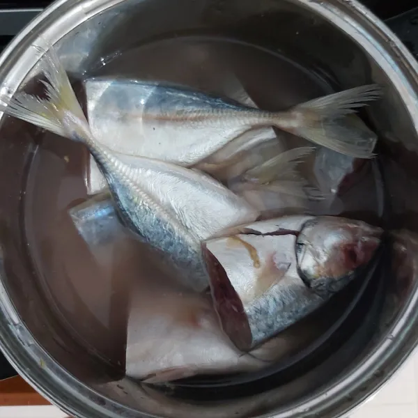 Potong ikan menjadi 2 kemudian marinasi dengan jahe parut, 1 sdt garam, 1 sdt lada dan perasan jeruk nipis.