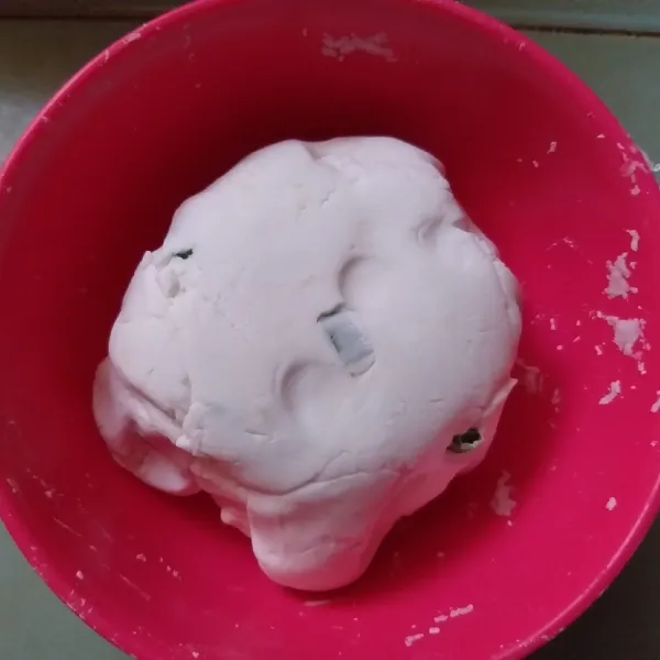 Tuang air mendidih sedikit demi sedikit sambil diuleni, terus tuang hingga adonan kalis dan dapat dipulung, serta tidak menempel di tangan. Jika panas dapat menggunakan sendok, setelah agak hangat dapat diuleni dengan tangan. setah itu ambil adonan sedikit dan bulat-bulat, lakukan hingga adonan habis, sisihkan