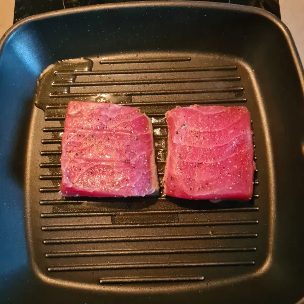 Goreng (pan grilled) ikan tuna dengan minyak sedikit.