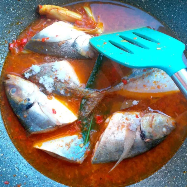 Masukkan ikan, daun kunyit, bubuhi sea salt, lada bubuk, tuang gula singkong. Aduk kecil saja dan masak hingga ikan matang. Sajikan