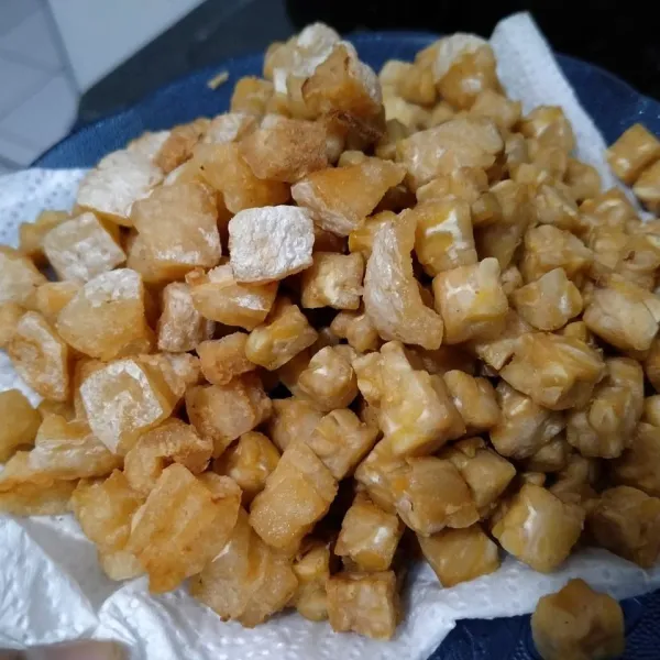 Goreng terlebih dulu tempe dan ikan asin. Sisihkan.