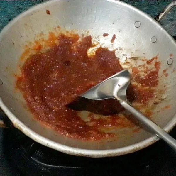 Tambahkan kecap manis, garam, dan gula pasir, koreksi rasa. Sebaiknya rasa dominan manis.