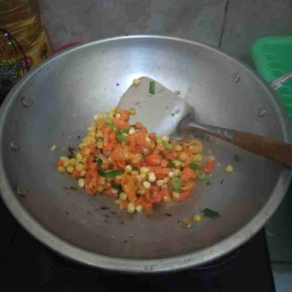 Masukkan bahan isian, bumbui dengan garam, lada dan kaldu bubuk. aduk rata. Masak hingga matang.