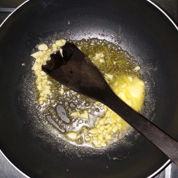Panaskan margarine, tumis bawang putih sampai layu dan harum
