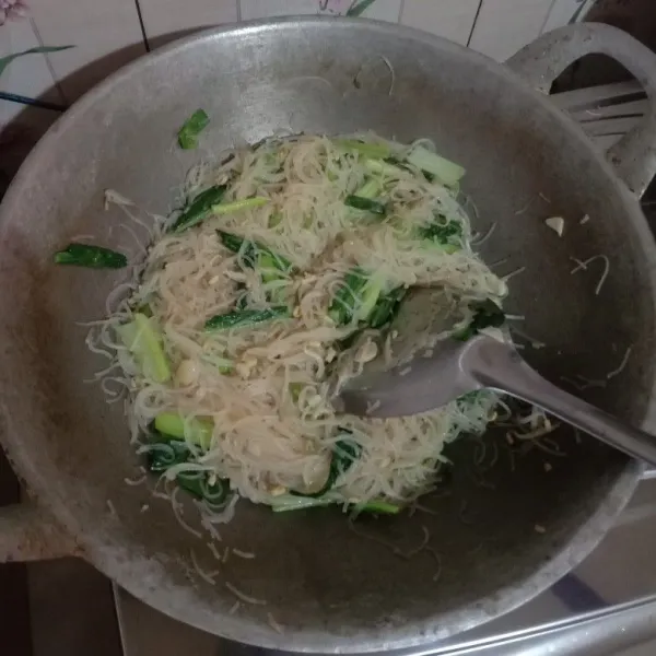 Bumbui kecap asin, garam dan kaldu bubuk, masak cepat hingga sawi layu. Koreksi rasa