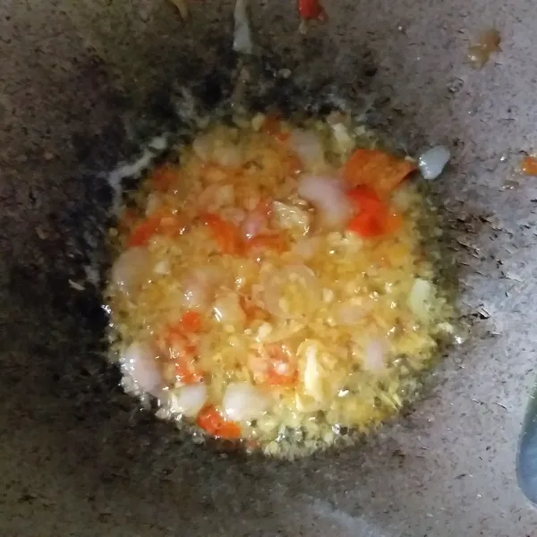 Panaskan minyak, tumis bumbu hingga harum, kemudian masukan cilok yang sudah direbus, tumis hingga bumbu meresap, tambahkan garam dan gula secukupnya. Jika sudah pas, siap untuk dihidangkan