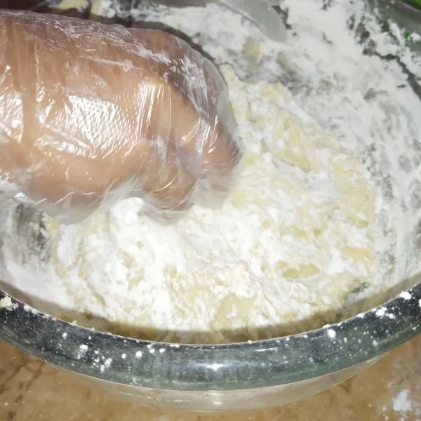 Uleni dengan tangan hingga adonan kalis. Kocok 1 butir telur didalam gelas takar